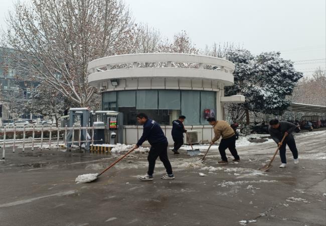 掃雪除冰我先行，冰雪更映黨旗紅